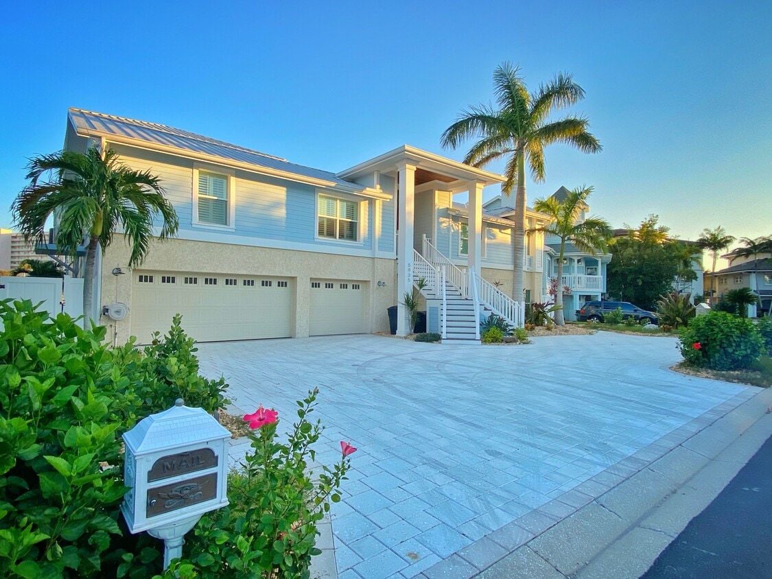 Primary Photo - 5935 Bayview Cir S