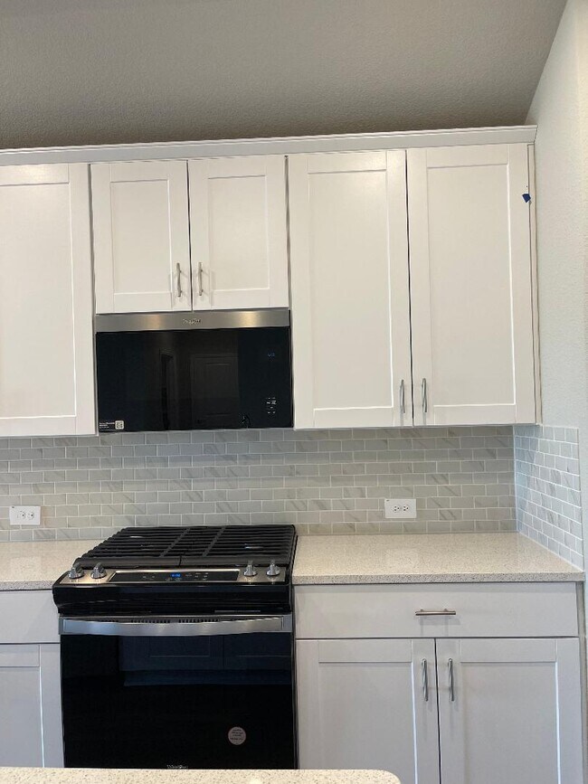 Estufa a gas y microondas nuevos - 608 Easthill Dr