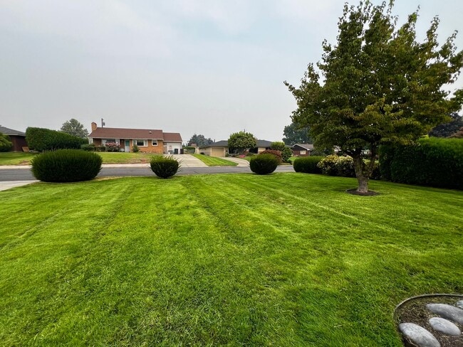 Foto del edificio - Fully Furnished home- perfect for traveling medical professionals!