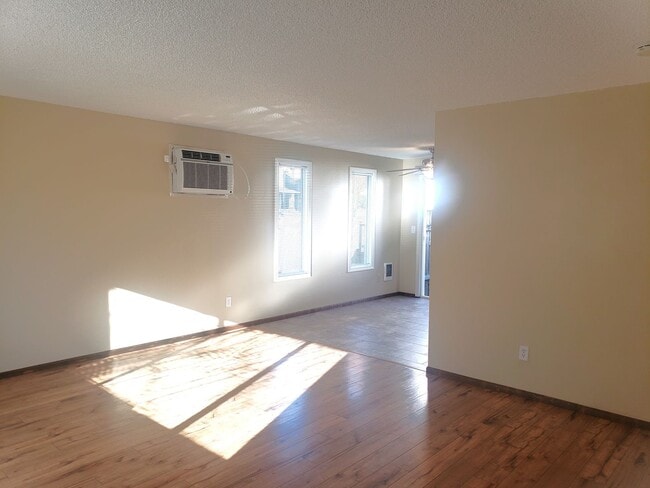 Building Photo - Inner SE Portland Duplex!