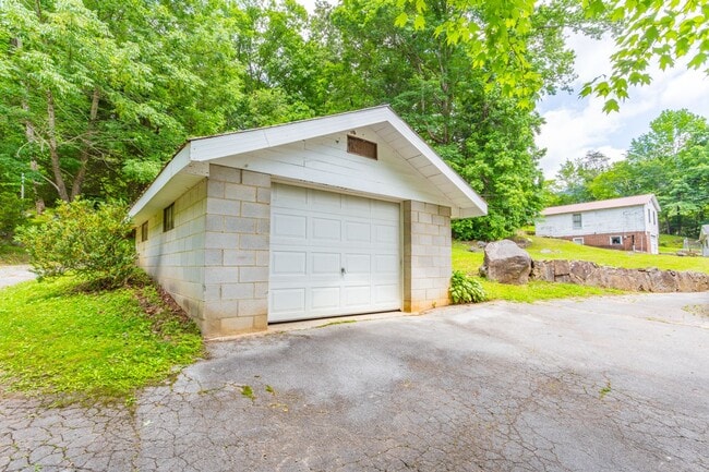 Building Photo - Charming home on River Canyon Drive