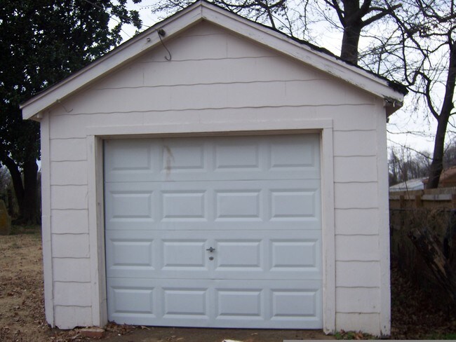 Building Photo - 2039 Charjean Rd