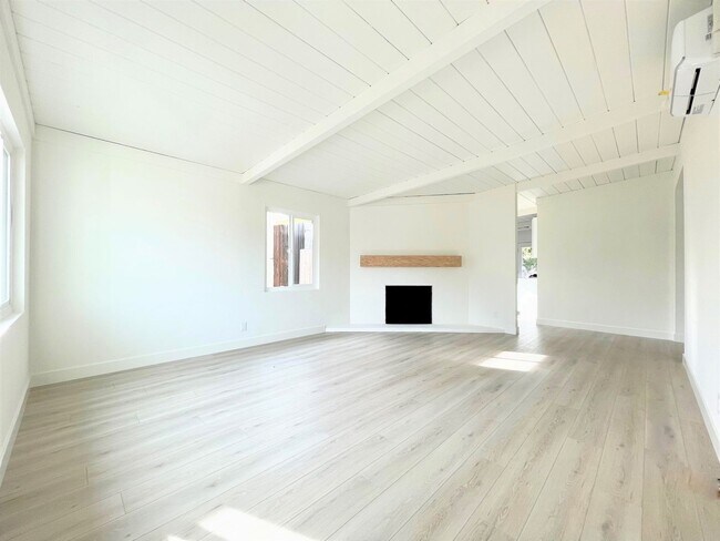 Building Photo - Completely Remodeled - 2 Blocks to the Beach!