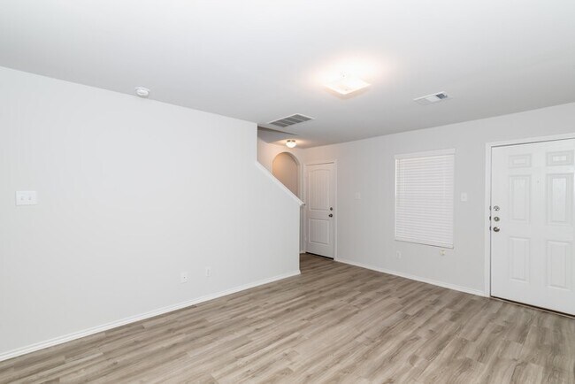 Foto del edificio - Lone Trail Village - 3208 Buttercup Drive,...