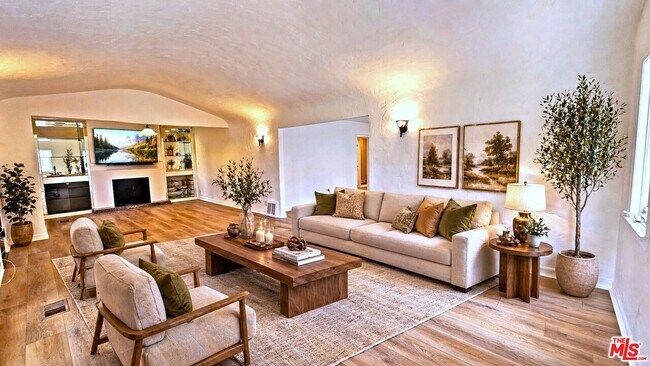 Foto del edificio - 132 S La Peer Dr