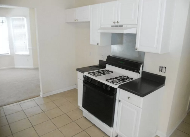 Building Photo - Large 2-Story Home w/4 Bdrs 2.5 Ba, 2 Driv...