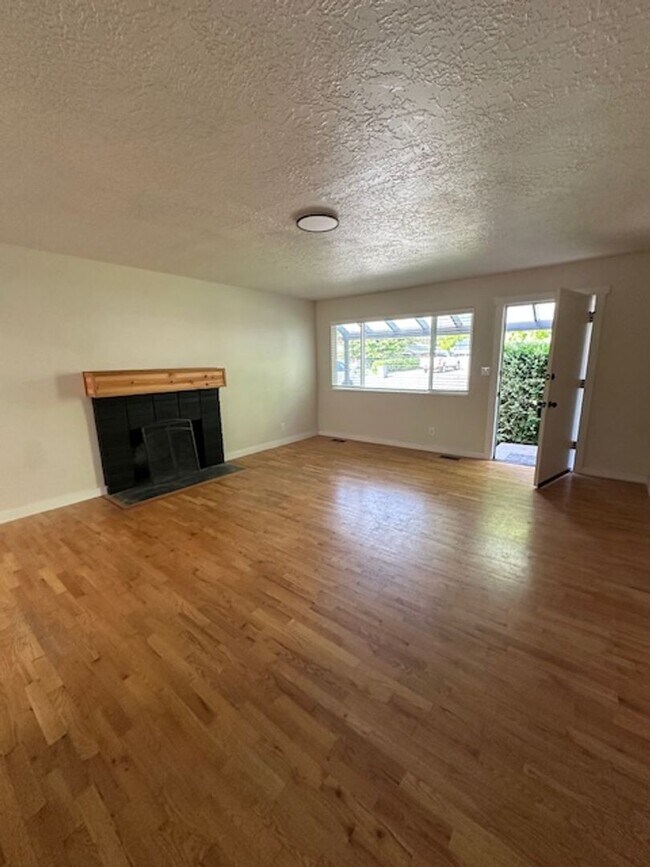 Foto del edificio - One level 3 bedroom and 1.5 bath House Loc...