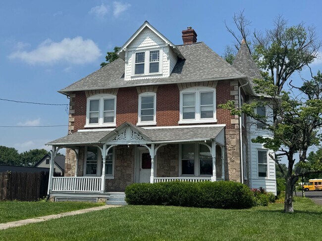 Foto del edificio - Spacious West Norriton Old World charm 4 B...