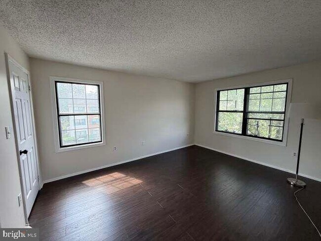 Foto del edificio - 65 Joyner Ct