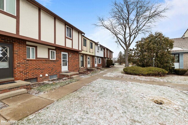 Foto del edificio - 8439 Hickory Dr