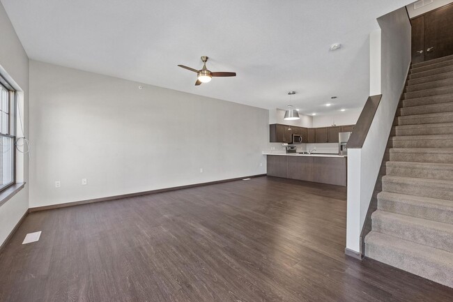 Foto del edificio - End Unit Townhome Just Blocks Away From Do...