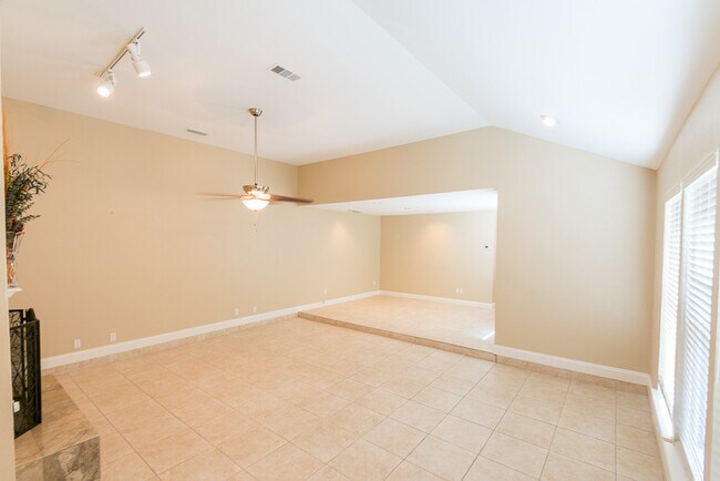 Building Photo - Beautifully Crafted 2-2-2 Duplex in Addison. Granite Counters! Fridge Included!