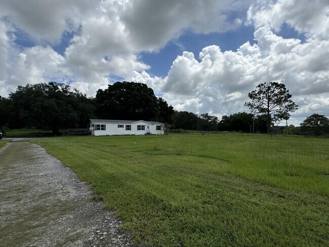 Foto del edificio - 35643 Clinton Ave