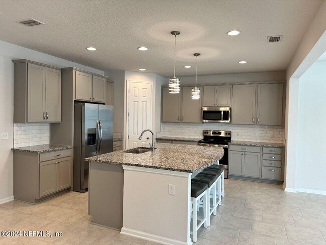 Building Photo - 810 Sandstone Dr