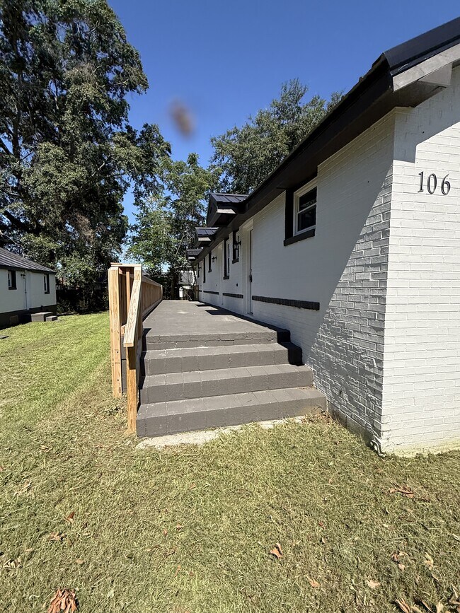 Building Photo - 108 Molette St