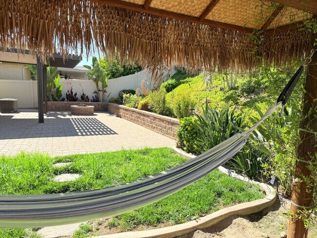 Foto del edificio - Single Story 4 Bedroom Solar home for rent