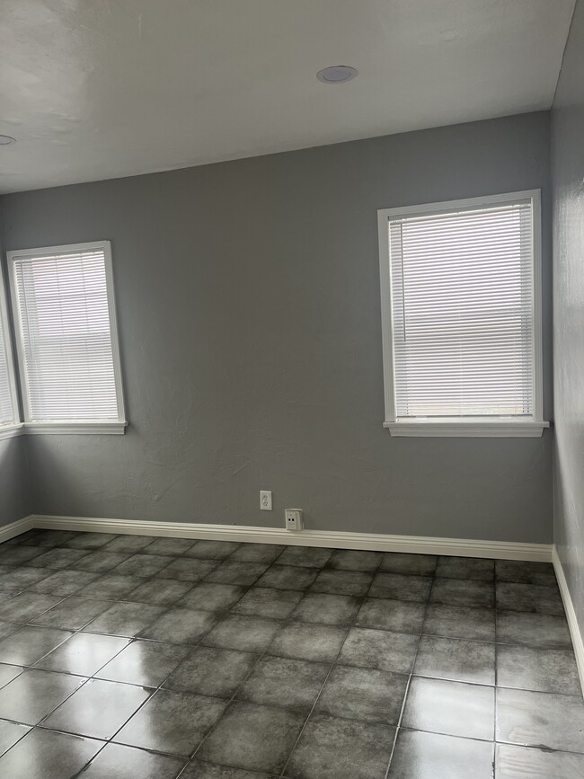 Living room - 652 School Ave
