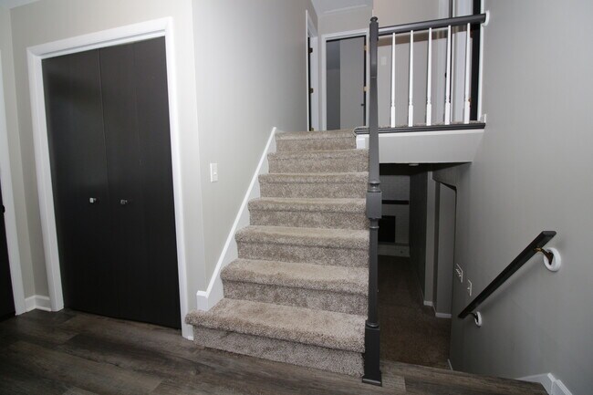 Building Photo - 685 Carriage Dr