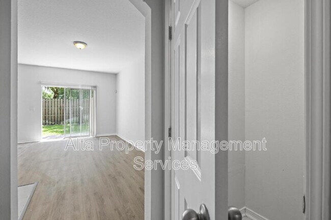 Foto del edificio - 5260 Collins Rd
