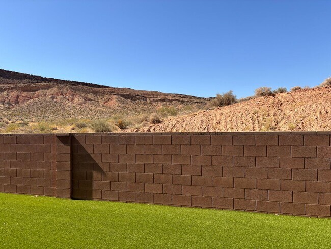 Foto del edificio - Brand New Custom 4 bed | 2 Bath | 2 Car Ga...