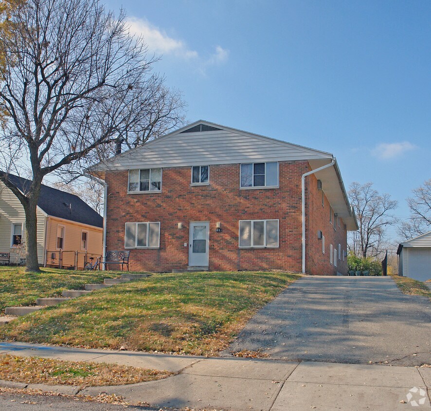 Primary Photo - 2531 Revere Ave