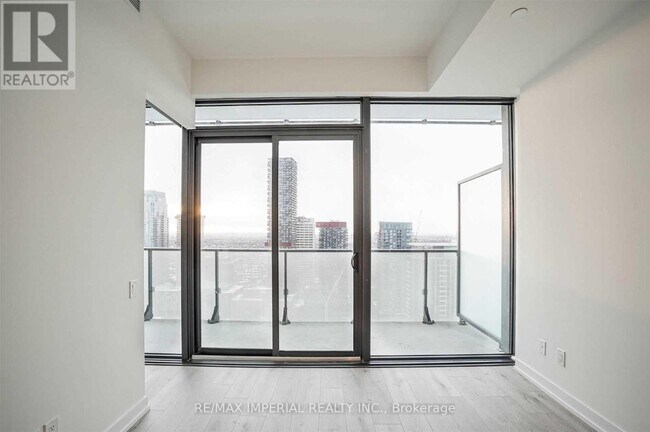Photo du bâtiment - 161 Roehampton Ave