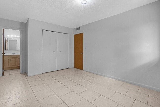 Foto del edificio - 2424 NW 39th Way