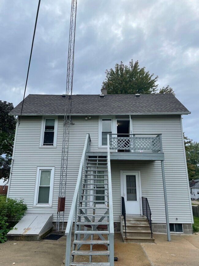 Building Photo - 722 N 6th St