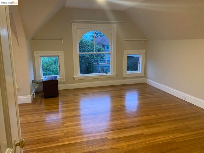 Building Photo - 2217 9th Ave