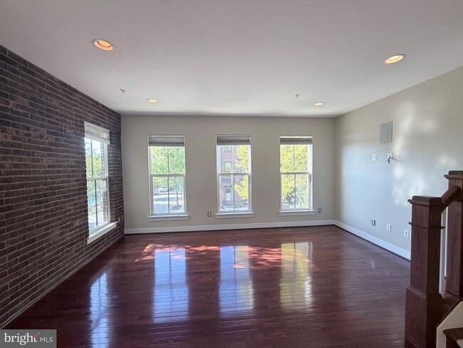 Building Photo - 4560 Longfellow St