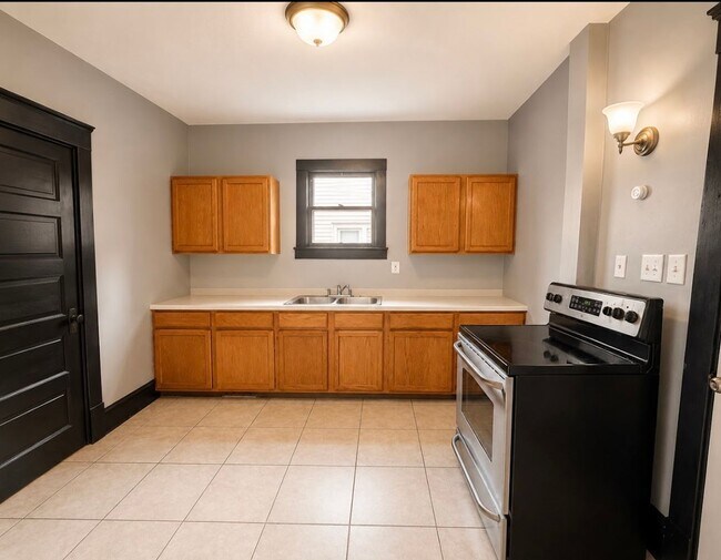 Building Photo - 836 Stadelman Ave