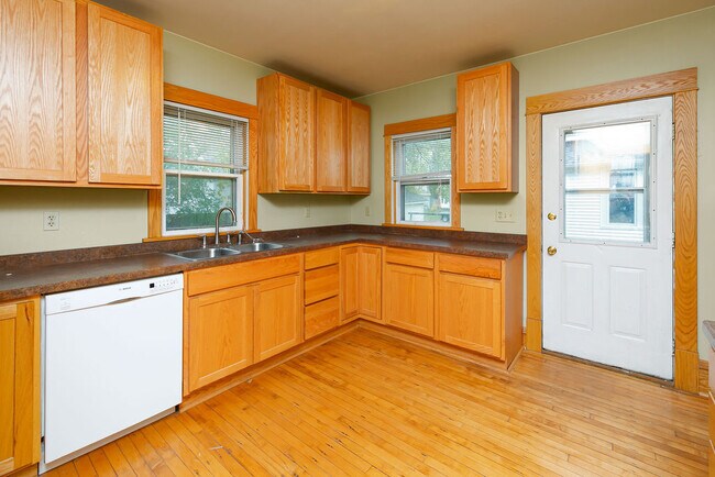 Building Photo - 1205 4th Ave S
