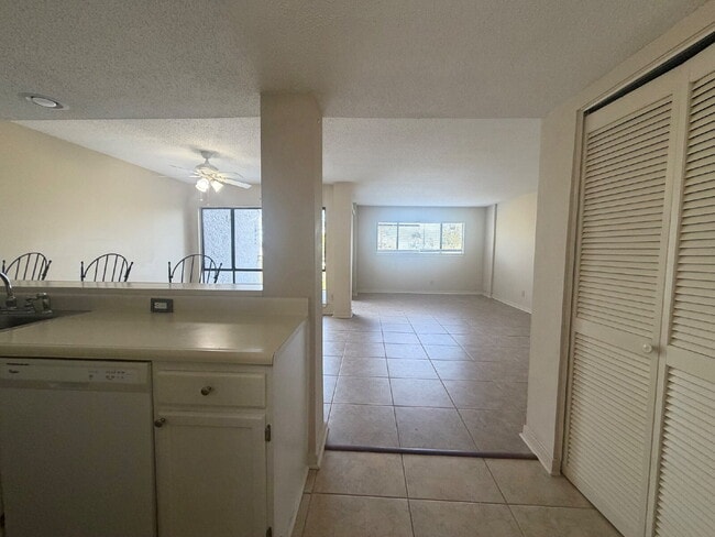 Building Photo - Waterfront Views at Palmetto Bay Marina!