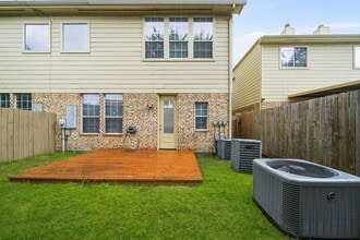 Building Photo - 2711 Wallingford Pnes