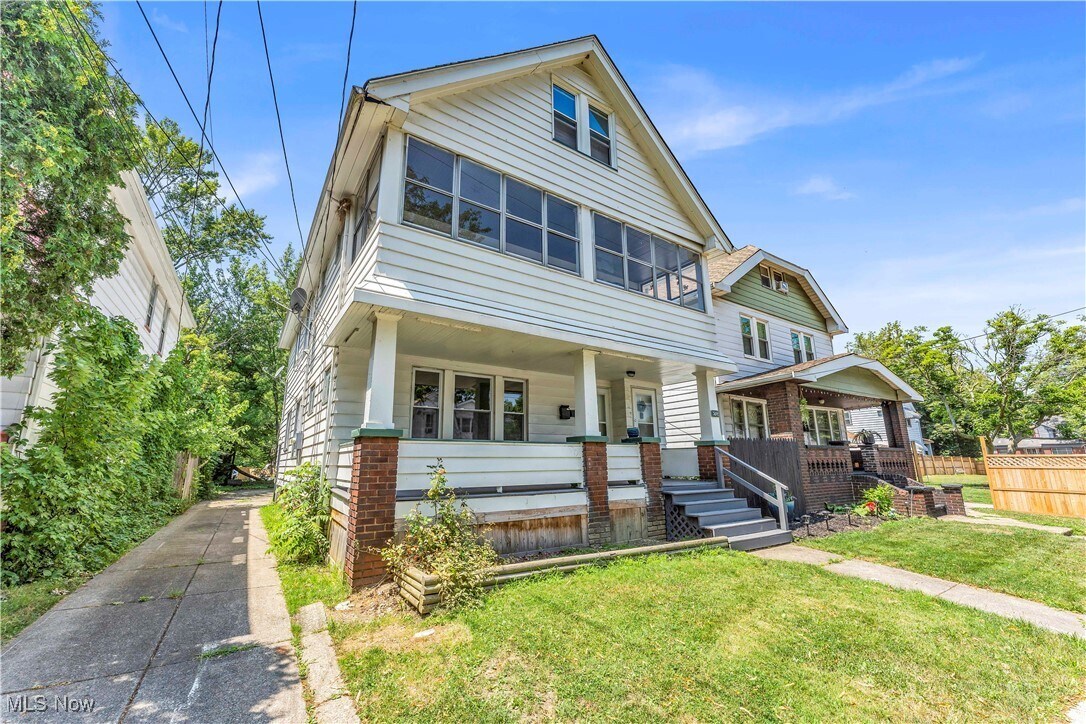 364 E 161st St Cleveland, OH 44110 – photo 2