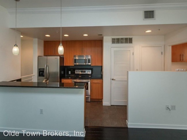 Building Photo - 2 br, 2.5 bath House - 460 E Jackson St. #2