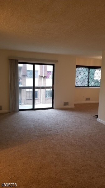 Foto del edificio - 1150-1190 W St Georges Ave