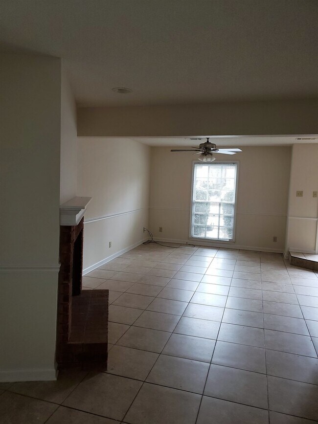 Building Photo - Spacious 2 bedroom, 2.5 bath townhome