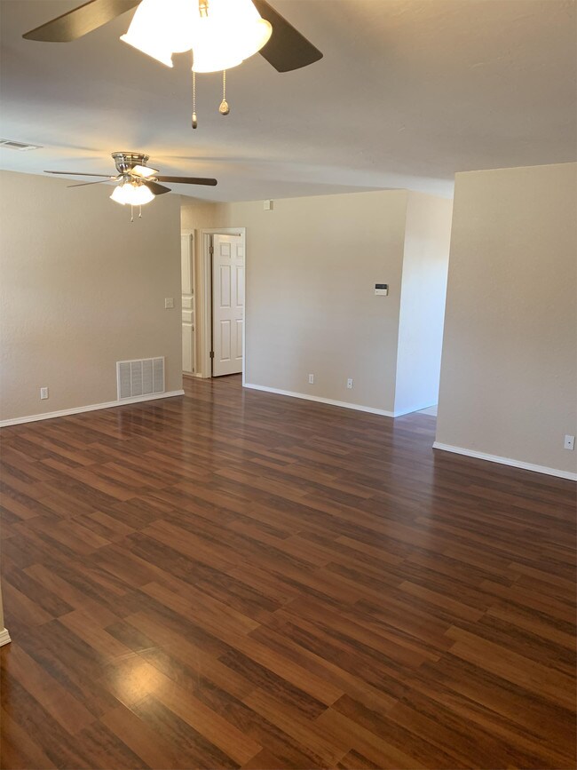 Foto del edificio - 1138 S Highland Dr