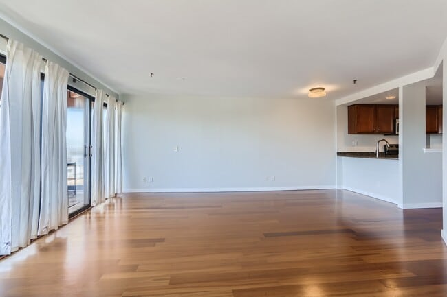 Building Photo - 100 Park Ave W