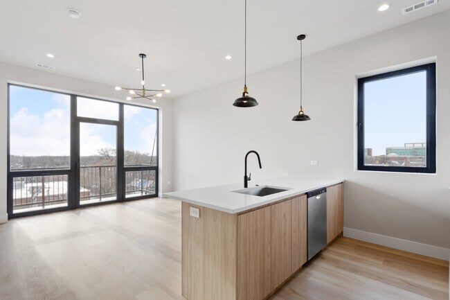 Foto del edificio - 2475 W Foster Ave