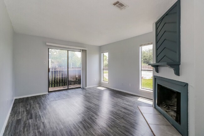 Building Photo - 2002 West Loop Unit B Austin, TX