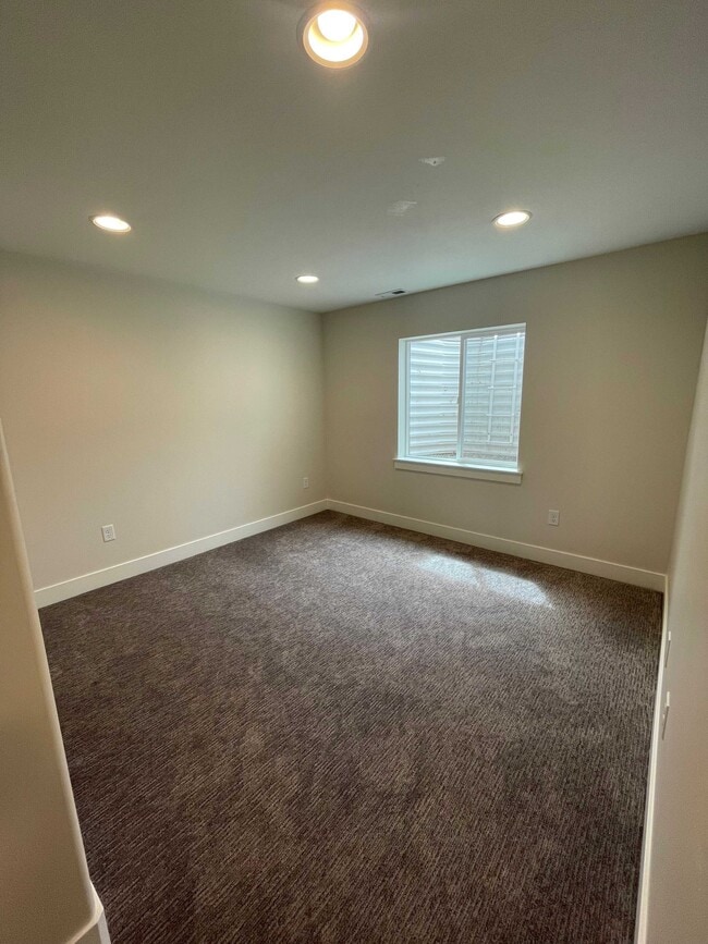 Building Photo - 296 E 250 N