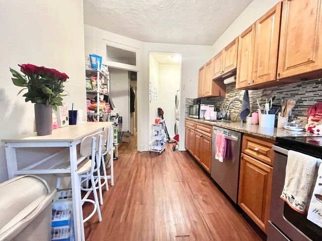 Building Photo - 614 Columbus Ave