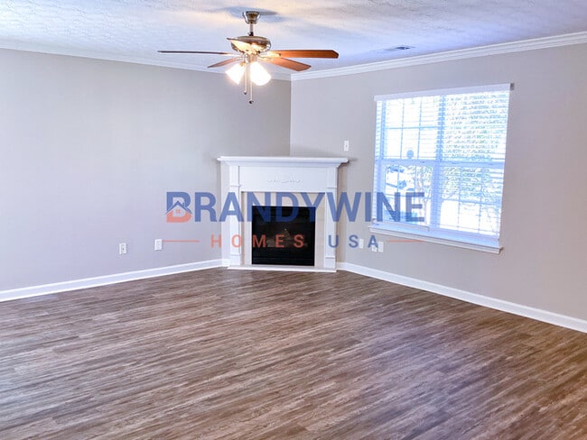 Building Photo - $500 OFF November Rent - No Application Fe...