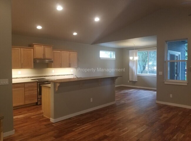 Foto del edificio - Charming 3-Bed Lake Oswego Retreat with Gr...
