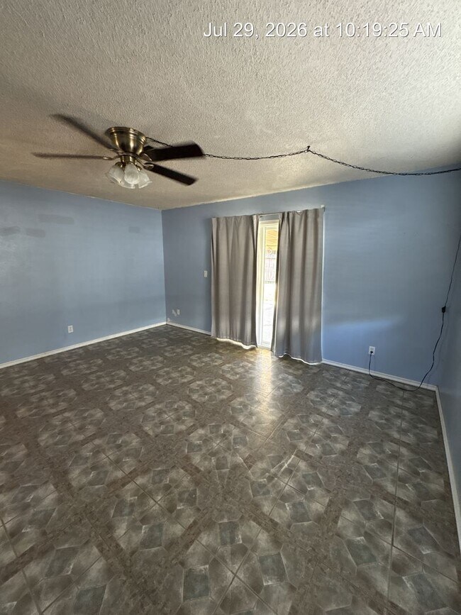 Building Photo - North Side Visalia Home!!