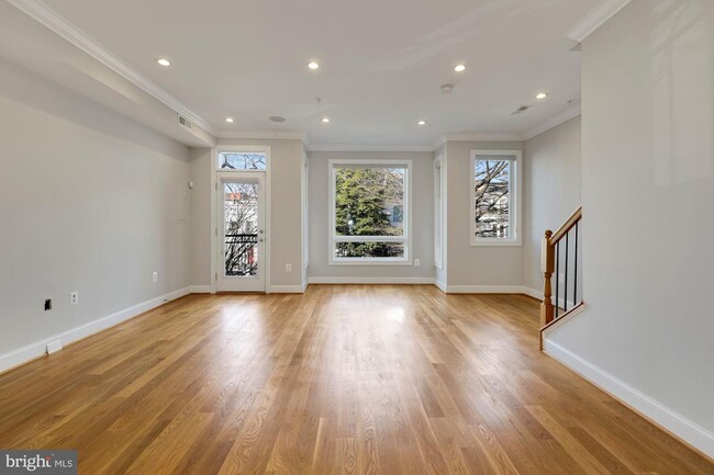 Building Photo - 1131 5th St NE