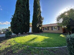 Building Photo - 2170 McGregor Dr