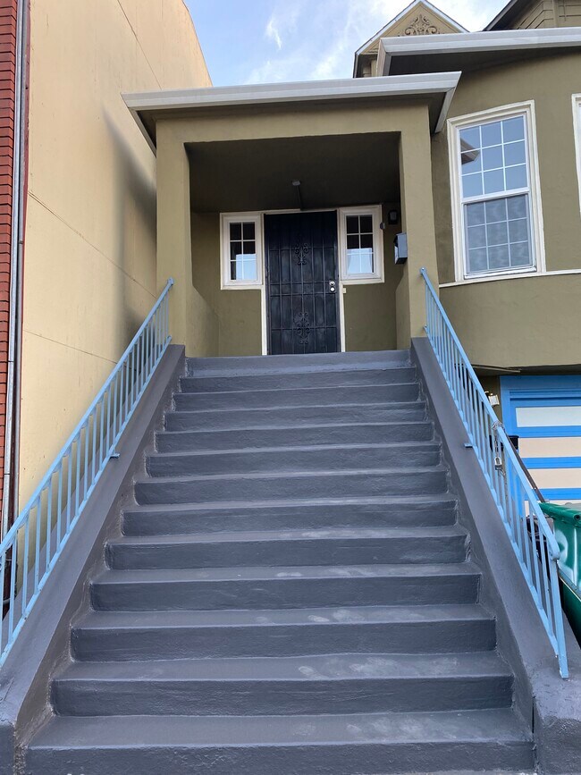Building Photo - 213 7th St